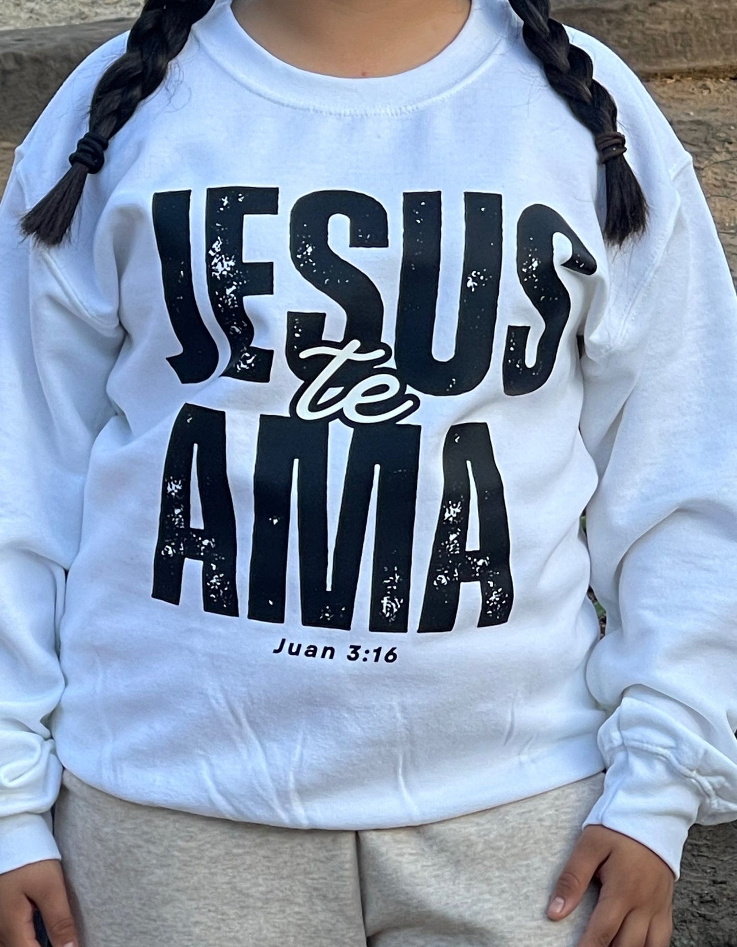 White Crewneck Jesus Te Ama (Versión en Español)