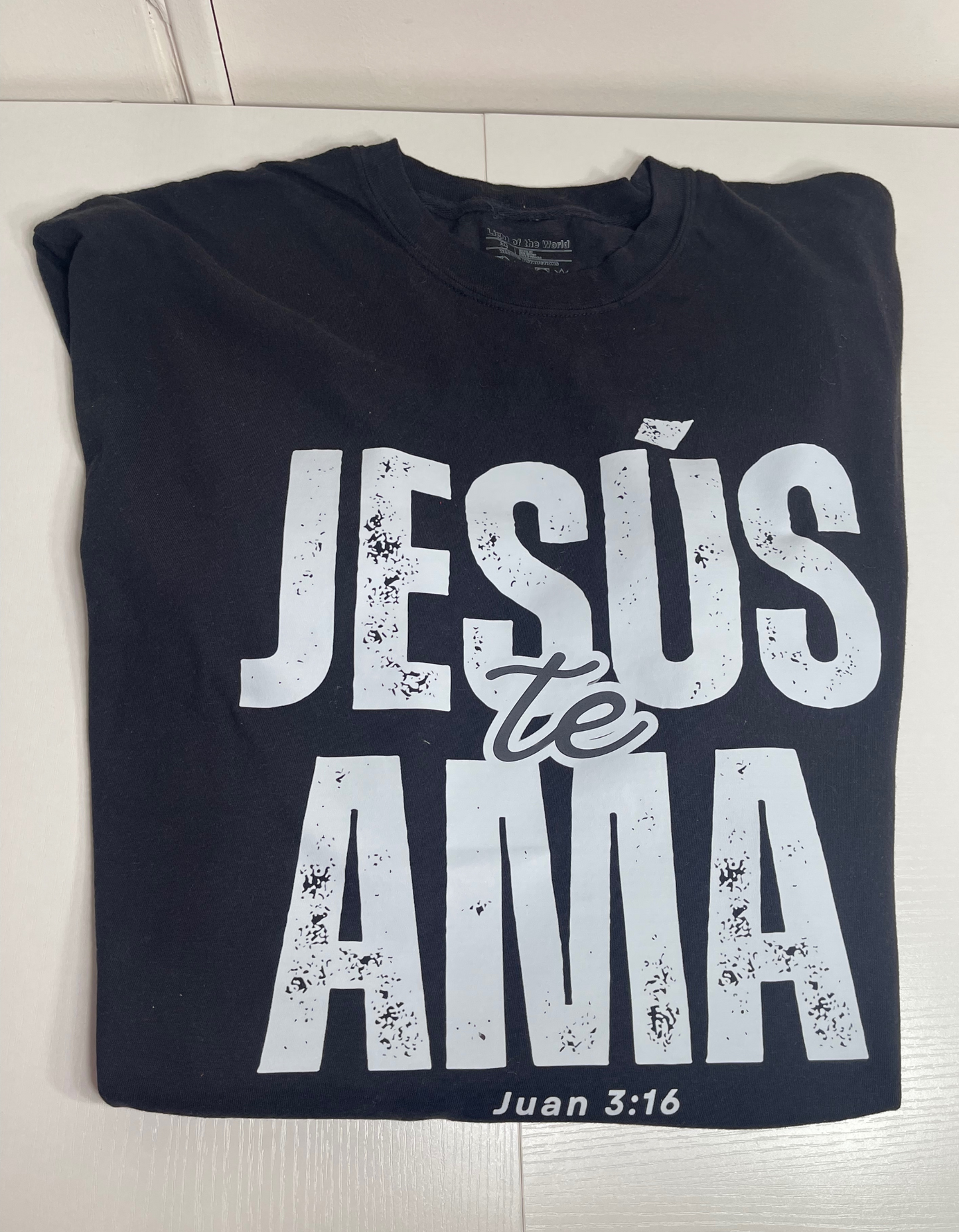Jesus Te ama Comfort Colors Tee - Black/white